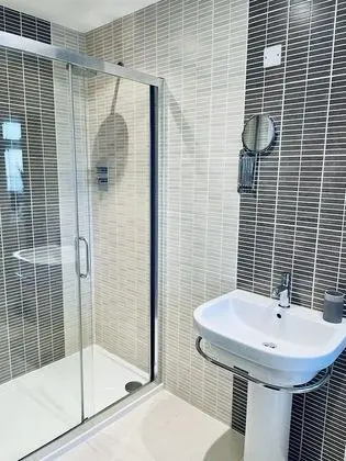 Tek Büyük veya İki Ayrı Yataklı Oda, Banyolu/Duşlu