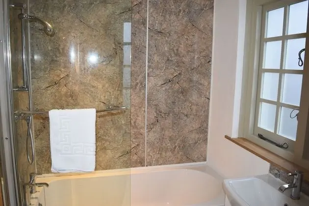 Tek Büyük veya İki Ayrı Yataklı Oda, Banyolu/Duşlu (Room 1)