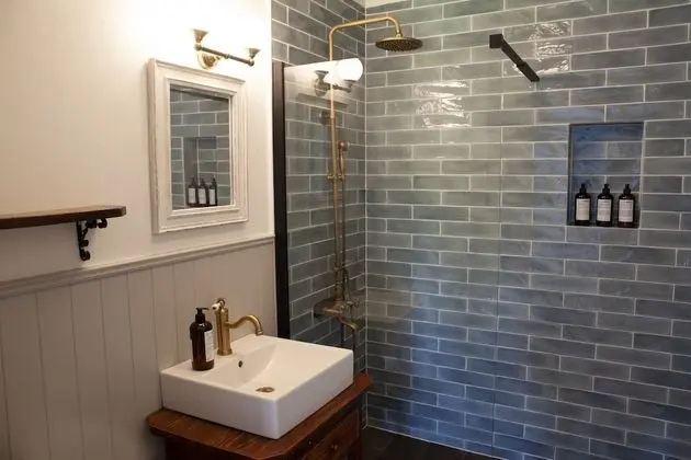 Deluxe Tek Büyük Yataklı Oda, Özel Banyo, Bahçe Manzaralı (Saffron)