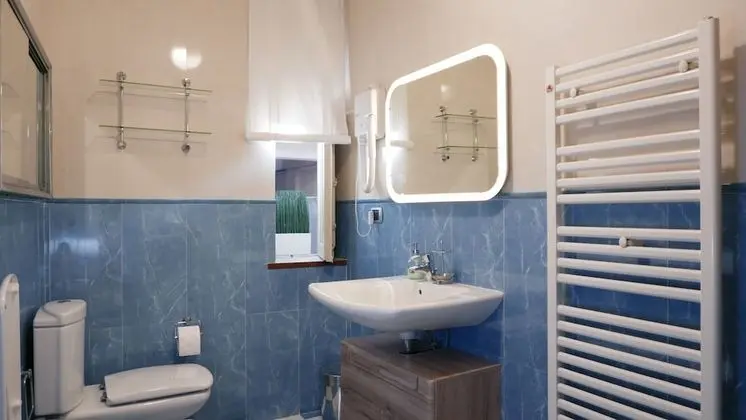 İki Ayrı Yataklı Oda, Ortak Banyo