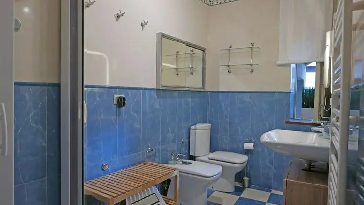 İki Ayrı Yataklı Oda, Ortak Banyo