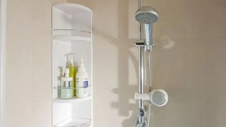 İki Ayrı Yataklı Oda, Ortak Banyo