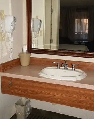 1 Queen Bed Non Smoking (Pet Friendly)
