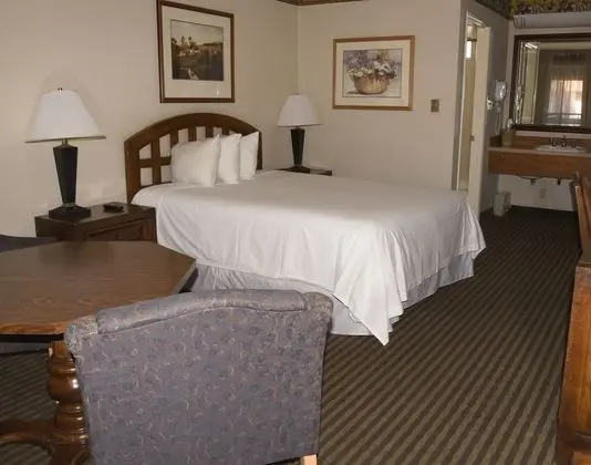 1 Queen Bed Non Smoking (Pet Friendly)