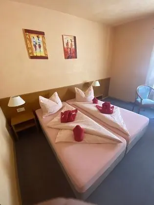 Basic Tek Büyük veya İki Ayrı Yataklı Oda