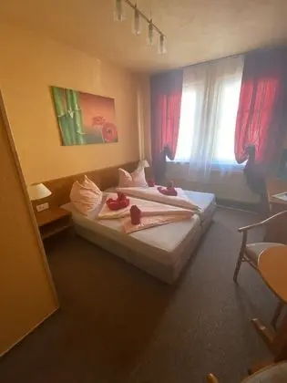 Basic Tek Büyük veya İki Ayrı Yataklı Oda