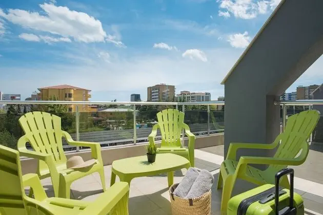Tek Büyük veya İki Ayrı Yataklı Oda, Balkon