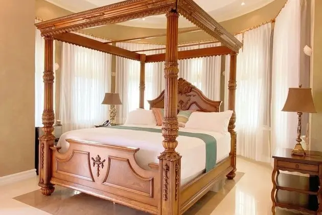 10-Bedroom Luxury Villa