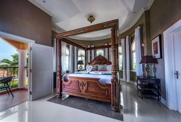 10-Bedroom Luxury Villa