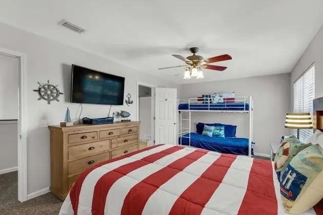 Ev (Tickled Turtle Beach House (3/2))