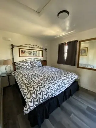 Ground Floor 1 Bedroom King+Couch Bed