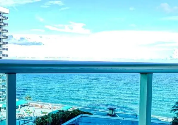 Hollywood Condo + Incredible View