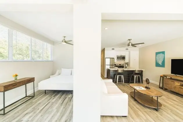 Suite, 1 bedroom with den, pool view