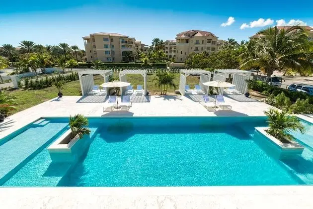 Suite, 1 bedroom with den, pool view