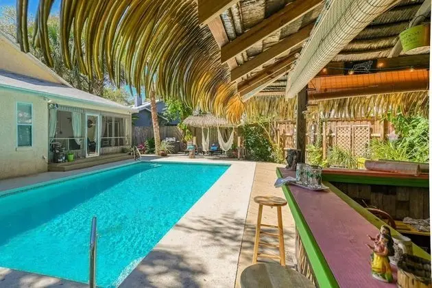 Ev (Tiki Nest)