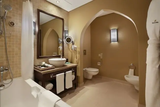 Oasis Queen Room with Pool View
