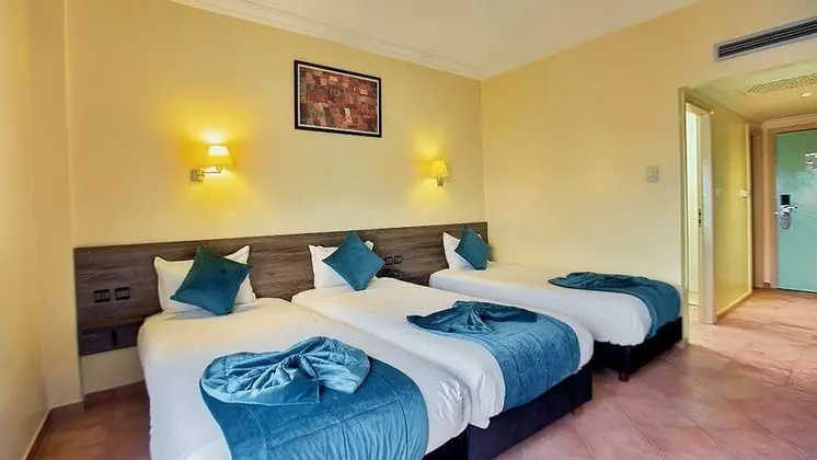 City Üç Kişilik Oda, Balkon, Şehir Manzaralı