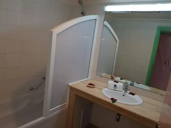 City Üç Kişilik Oda, Balkon, Şehir Manzaralı