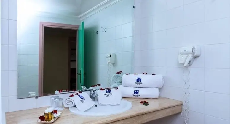 Panoramic Tek Büyük veya İki Ayrı Yataklı Oda, Balkon, Havuz Manzaralı