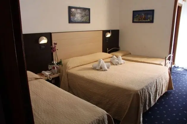 Üç Kişilik Oda