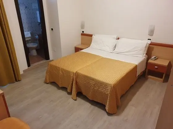 Basic Tek Büyük veya İki Ayrı Yataklı Oda