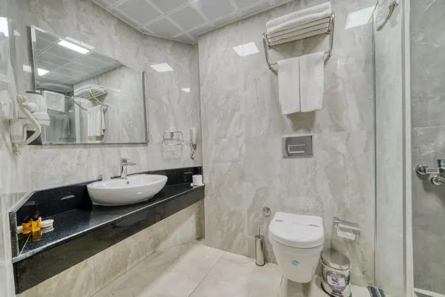https://images.etstur.com/imgproxy/resize/2560x1440/files/images/hotelImages/etsrooms/504641/Hatipoglu_Beach_Hotel_20251008155734_1.jpeg