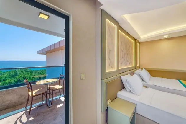 https://images.etstur.com/imgproxy/resize/2560x1440/files/images/hotelImages/etsrooms/504641/Hatipoglu_Beach_Hotel_20251008155735_2.jpeg