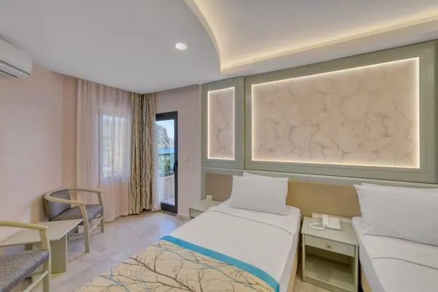 https://images.etstur.com/imgproxy/resize/2560x1440/files/images/hotelImages/etsrooms/504641/Hatipoglu_Beach_Hotel_20251008155736_3.jpeg