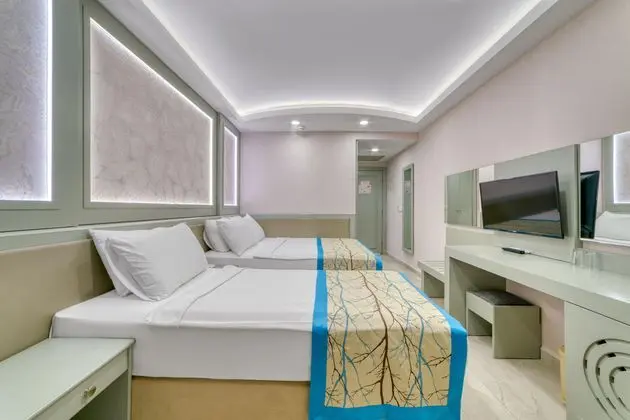 https://images.etstur.com/imgproxy/resize/2560x1440/files/images/hotelImages/etsrooms/504641/Hatipoglu_Beach_Hotel_20251008155742_8.jpeg
