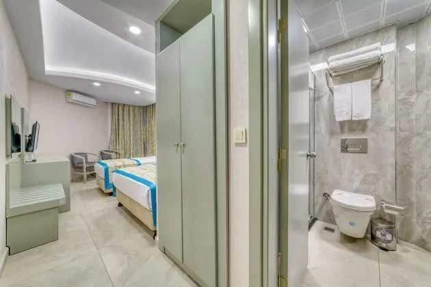 https://images.etstur.com/imgproxy/resize/2560x1440/files/images/hotelImages/etsrooms/504641/Hatipoglu_Beach_Hotel_20251008155745_10.jpeg