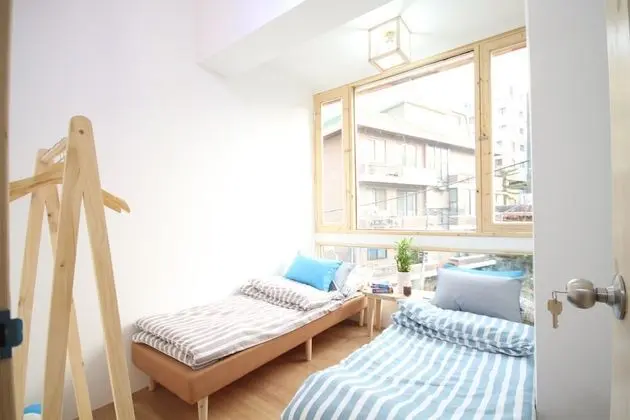 Tek Büyük veya İki Ayrı Yataklı Oda, Ortak Banyo