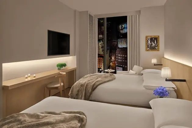 Deluxe Oda, 2 Çift Kişilik Yatak, Sigara İçilmez, Şehir Manzaralı (Hearing Accessible)
