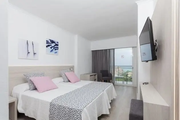 Standard Büyük Yataklı Tek Kişilik Oda, Balkon, Kısmi Deniz Manzaralı