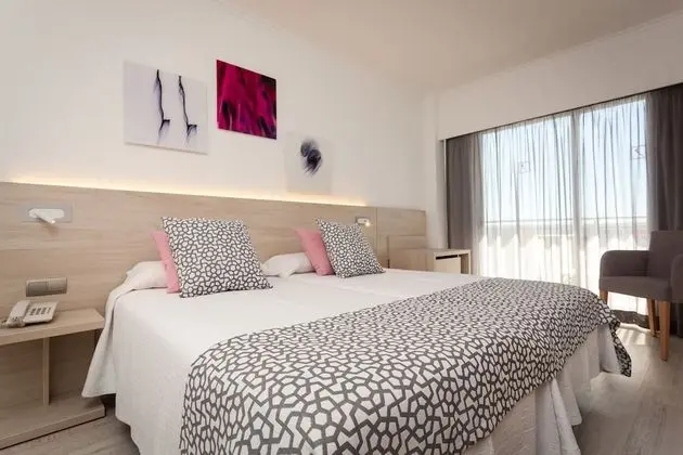 Standard Tek Büyük Yataklı Oda, Balkon, Kısmi Deniz Manzaralı (2 adults + 1 child)