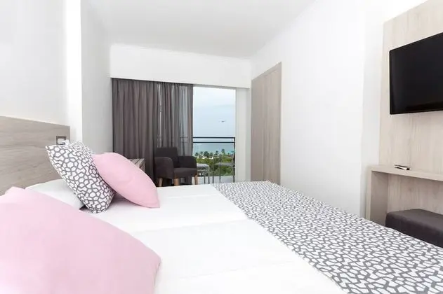 Standard Tek Büyük Yataklı Oda, Balkon, Kısmi Deniz Manzaralı (2 adults + 1 child)