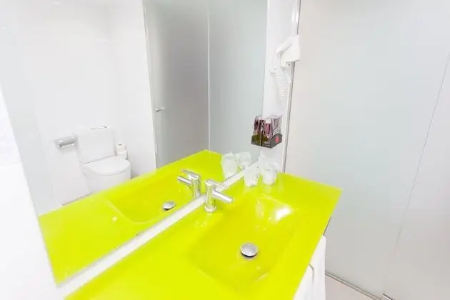 Standard Tek Büyük Yataklı Oda, Balkon, Kısmi Deniz Manzaralı (2 adults + 1 child)