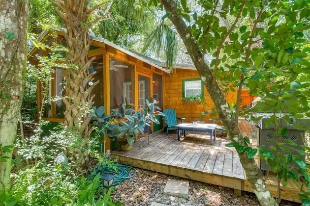 Kulübe (Tin Shed Revival Cabin)