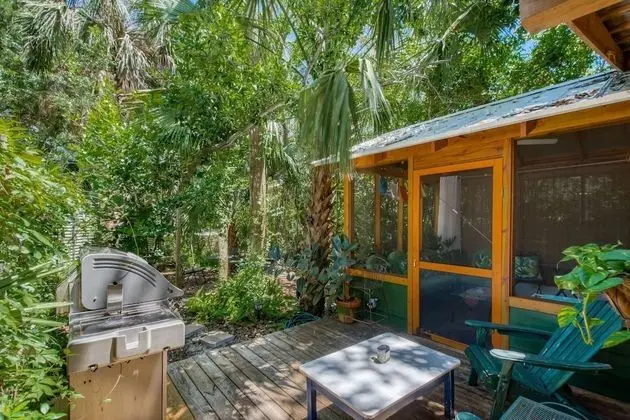 Kulübe (Tin Shed Revival Cabin)
