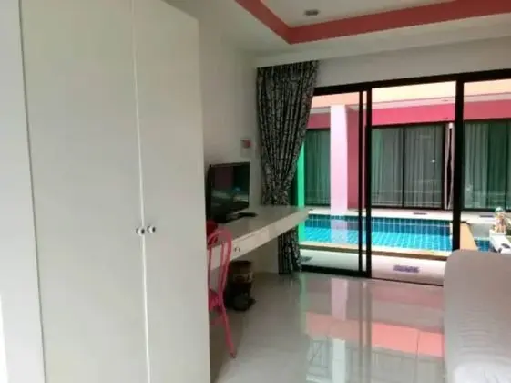 Tek Büyük Yataklı Oda, Havuz Manzaralı