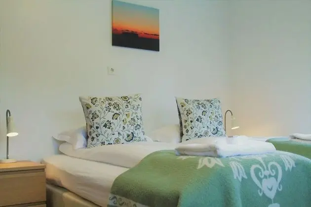 Tek Büyük veya İki Ayrı Yataklı Oda, Ek Bina