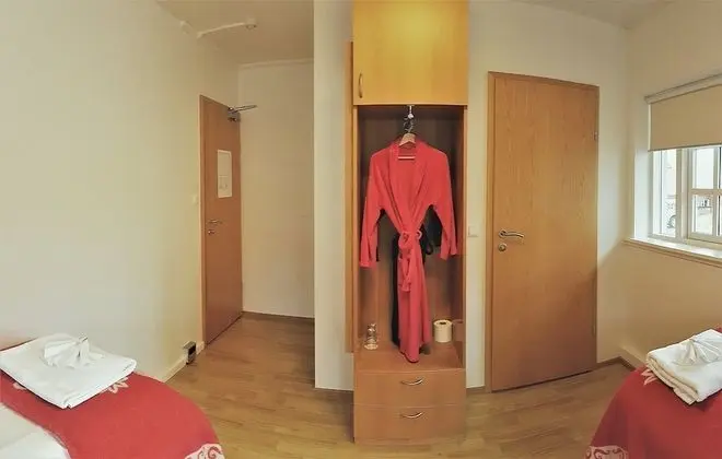 Tek Büyük veya İki Ayrı Yataklı Oda, Ek Bina