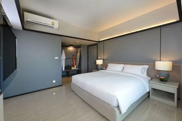 Two Bedrooms Single Suite