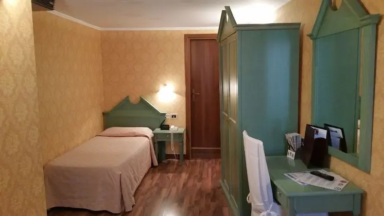 Üç Kişilik Oda, Kanal Manzaralı
