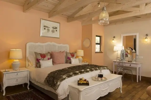 Luxury Oda