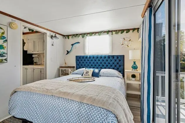 Floating Coconut Cottage Houseboat