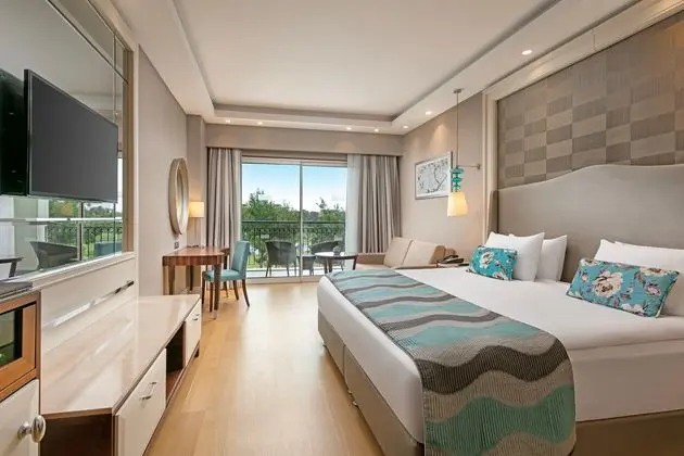 https://images.etstur.com/imgproxy/resize/2560x1440/files/images/hotelImages/etsrooms/230/Titanic_Deluxe_Golf_Belek_20250820154039_3.jpg