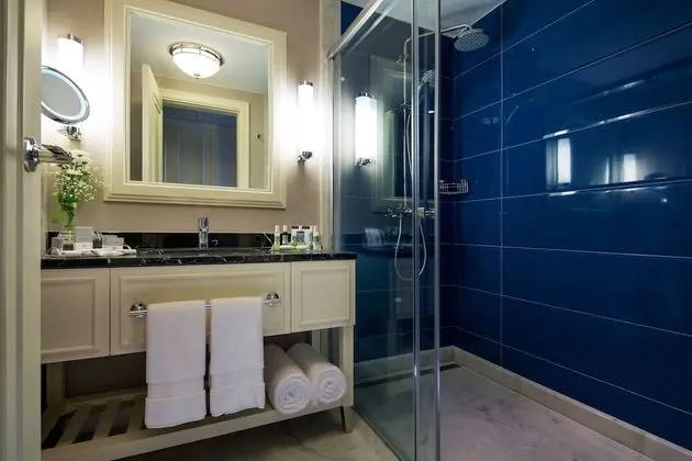 Family Pool Suite Swim-up