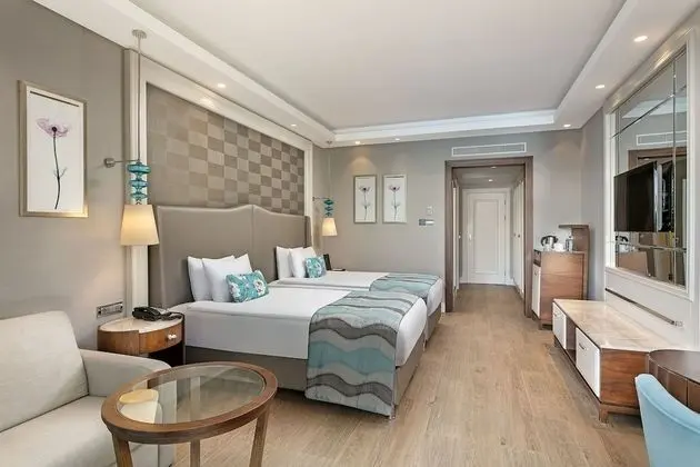 Family Pool Suite Swim-up