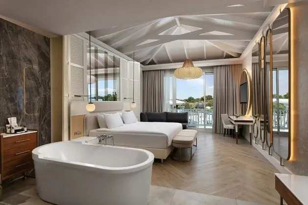 Maldive House (Swim Up)