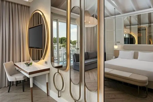 Maldive House (Swim Up)